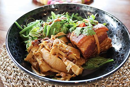ホロホロととろける豚の角煮、東坡肉と旬の野菜( タケノコ＆龍髭菜)