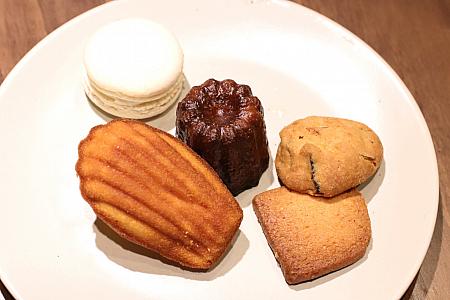 マカロン、カヌレ、マドレーヌ、クッキー……定番フランス菓子がズラリ