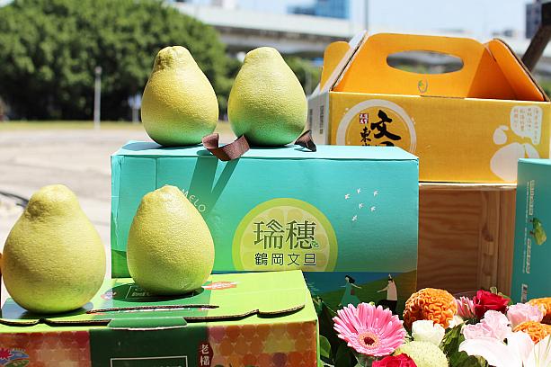 今年の中秋節は10月1日。この日に食べるは月餅だけではありません。台湾では台南の麻豆が産地として有名の果物「文旦柚」もよく食べます。子供たちは皮を帽子のように被って遊んだりして楽しみますよ