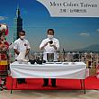 台北駐日経済文化代表処駐日代表、謝大使が駆けつけ、華麗な手さばきで台湾名物である担仔麺の湯切りや調理を披露。