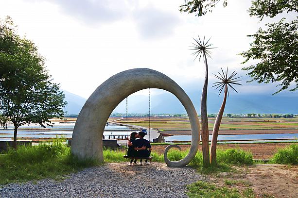 「縱谷大地藝術季」の開催地のひとつである池上には巨大アートがいくつかあります！写真はその中でも写真スポットとして人気のアート「自然療癒」です