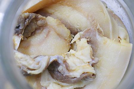 アミ族伝統の保存食、醃肉は豚肉の塩漬け。ひと月ほどかけてじっくりと漬け込み、熟成