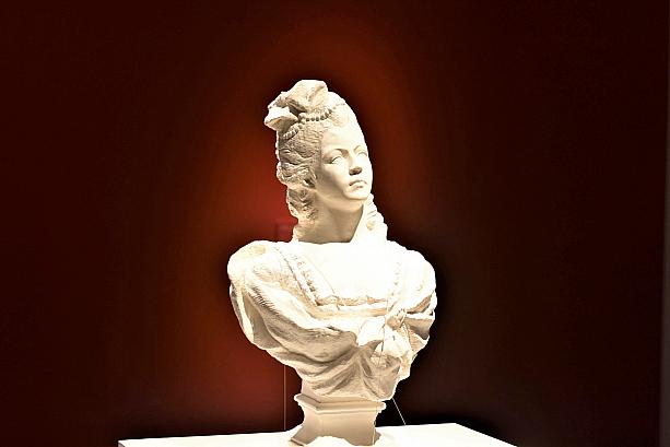 一見、石膏で造られた胸像……。ところが1枚1枚の紙を積み重ねて造られているゆえ、引っ張るとジャバラのように伸びるのです。By李洪波氏。