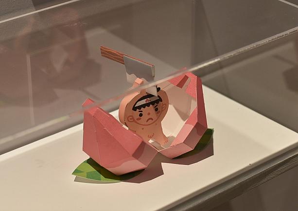 そして、日本からは中村開己氏が参加。<br>中村氏の作品は、パカッと生まれた桃太郎のほか、遊べる仕掛が盛りだくさん。彼のアトリエを再現した一角もあります。