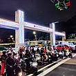 このゲートをバックにスクーターがいっぱい並んでいるのも台湾らしくて、思わずパチリ！ちなみに9日22:00から交通規制が敷かれるのでこの光景が見られるのはあと数時間！