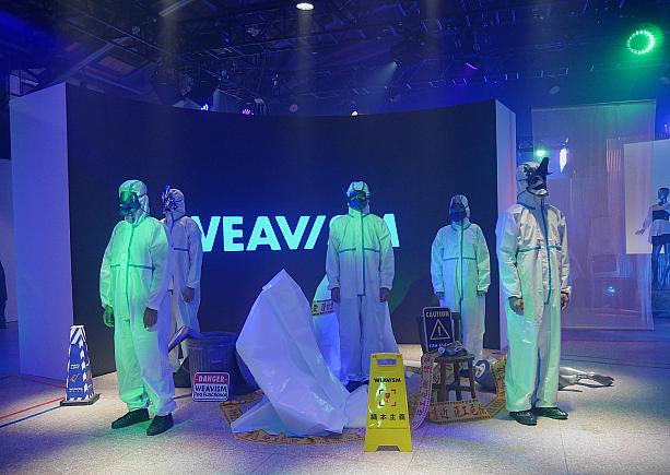 「WEAVISM織本主義」。ステージは防護服に身を包んだ状態から始まります。正に今のCOVID-19の世の中を象徴していました。サイレンと共にモデルたちが防護服を脱ぎ捨て、ショーが進行していきます