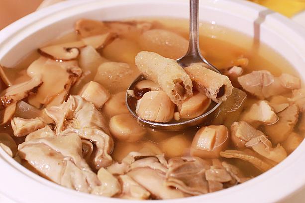 透明感のあるスープに具材がたっぷり入っている「干貝四寶肚湯」。貝柱などの食材のうまみがにじみ出ていて、クセになる味。何杯でも飲みたくなります！