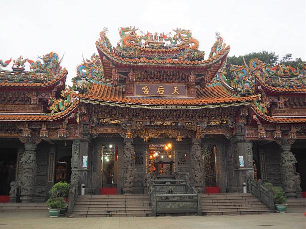 「和平島天后宮」も訪れました。航海の神様と言われる媽祖様をまつっています。基隆最初の媽祖廟、台湾北部で最も古い媽祖廟ともいわれる貴重な廟です。海に関する仕事をしている人が多い基隆の信仰の中心の１つとなっています。