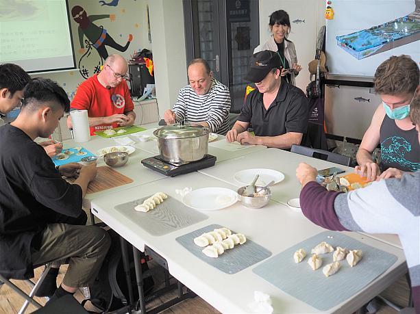 海女さんが採ってきてくれた海草を入れた餡を使った水餃子作りをしました！今回一緒にツアーしたのは欧米出身の記者さんたちが多く、餃子作りは初体験という方も。みなさん苦戦しながらも楽しく作って、おいしく食べました！