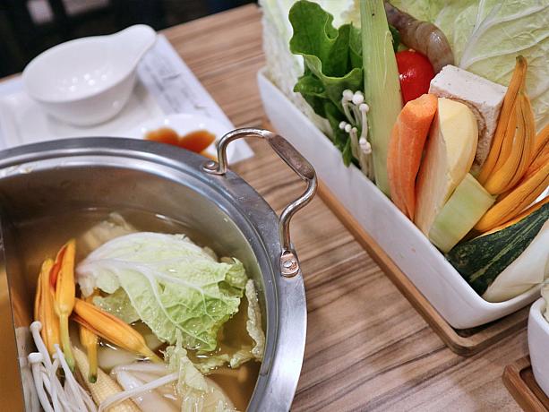 日本から空輸された特別配合のダシをベースに、台湾産の野菜や豚骨を加えてじっくり煮出したスープは、透き通るような黄金色とあっさりとした味わいがマル。そこへ具材を投入～！さらにおいしいエキスがにじみだして……たまらんっ♪