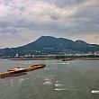 観音山～！手前は工事中の対岸八里とを結ぶ橋。夕暮れ時を狙って体験するのがベストかも。それにしても、ガラス窓に反射してうまく撮影できないのが難点なのです……涙。