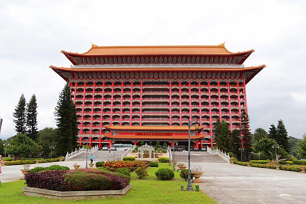 台湾のランドマークともいえるホテル「圓山大飯店(グランドホテル台北)」。一度は宿泊してみたいホテルですよね！リノベーション工事後、客室はとても快適になったので、ナビもまた泊りに行きたいなぁ……。
