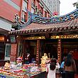 台北一の恋愛スポット「台北霞海城隍廟」にはお供え物が相変わらず多く並んでいましたよ～！