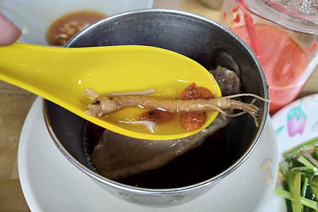 【人參雞60元】高麗人参と鶏肉を蒸したスープ。漢方が好きな方に特におすすめした味で、クコの優しい味もいい！