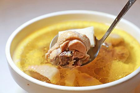 【麻竹筍燉雞湯】たけのこの甘みがおいしい透き通ったスープ。鶏肉がよく煮込まれていて骨からほろりと取れます