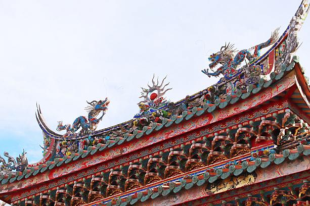 台湾の廟の博物館とも言われる龍山寺。お参りついでに建築美を楽しむのもなかなか楽しいものですよ～！