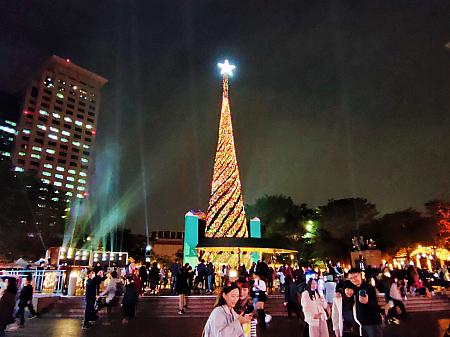 新北歡樂耶誕城の会場にある一番大きなクリスマスツリー！これもプロジェクションマッピングと連動して光ります！
