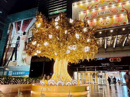 松智路の台北101入口前に飾られるクリスマスツリーは毎年素敵なんです！