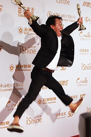 迷你劇集の男主角獎と男配角獎を獲得した「游安順」は大興奮で、飛んで逆立ちをして、独特の表現方法で喜びを表しました！