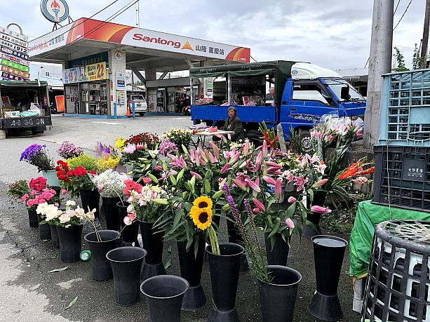 花屋さんもトラックでやってきて、道路にきれいな花を広げています