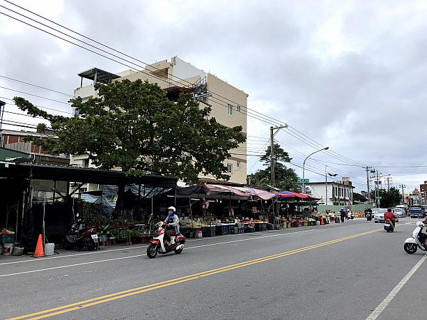 市場は前の道路の両側にも。台北の市場に慣れているせいか、道路が広すぎてどこから回っていいのやら、贅沢な気分に♪