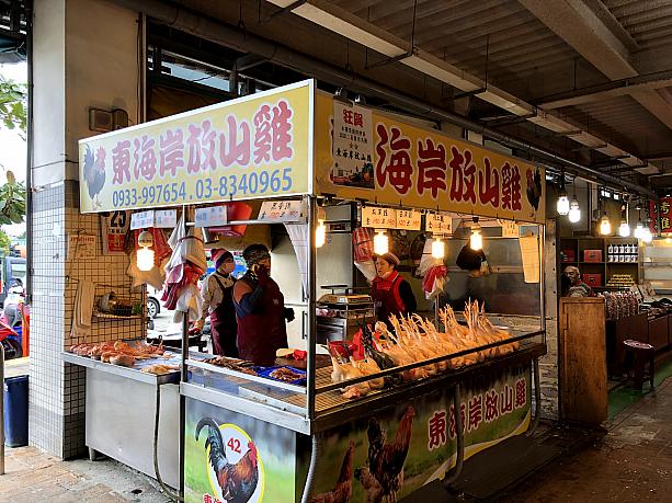 こちらは地鶏屋さん。何軒か地鶏を売る店があったのですが、すべてのお店で足を上向きにした状態できれいに並べられていました。台北では見かけないディスプレイの仕方で気になりました。理由を聞いてみれば良かった〜 