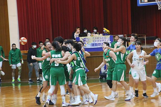会場がどこであっても、選手たちのアツさは変わらず！写真の台北市立陽明高級中學は、1月2日の試合に勝利したことで、準決勝リーグ進出が決定！　歓喜の抱擁となりました♡