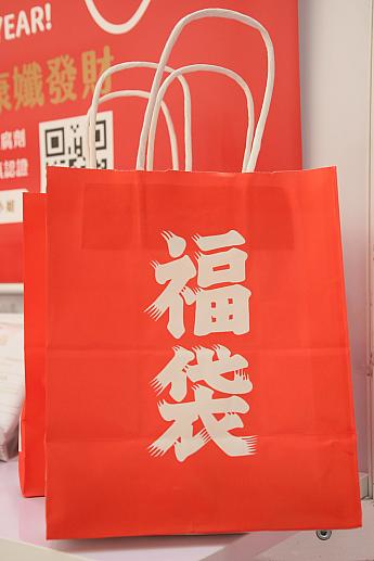 日本式の福袋もここ数年よく見かけるようになりましたよ～！ちなみにこれはこんにゃく製品を販売しているところが売り出していたものです。
