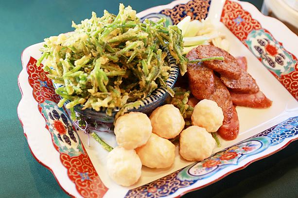 食べておきたい台湾料理が一皿に詰まった拼盤450元。台湾ソーセージは紹興酒入り&モチ米入りです。また欣葉名物イカ団子は、敢えて小さめなのが◎！そして……ナビのイチオシは揚げ水蓮！炒め物として食べられることの多い野菜ですが、揚げてしまうとはアッパレ！食感しゃきしゃき＆冷めてもサクサク♡
