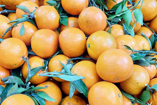 冬のフルーツと言えば「胖柑(ポンカン)」！この時期になると、「福」や「春」の赤いシールを貼ったものも売り出されてかわいいんですよね♪ちなみに柑橘系は「橘」の発音が「吉」と似ていることから縁起がいいとして、好まれていますよ！
