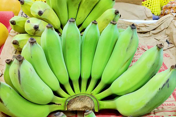 「芭蕉」はちびっこいバナナですが、ねっとりとしていて甘みが凝縮していているバナナ。ナビの大好物であります。