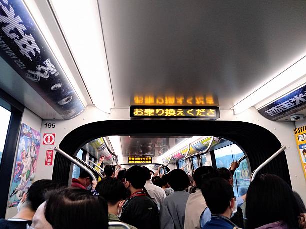 ライトレールは次第に人が増えてきて、満員電車状態に…。身動きできないほどでした。途中、乗り換えアナウンスと電光掲示板に日本語が取り入れられていました。