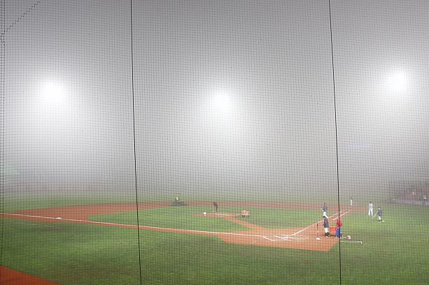 濃霧のため試合が中断……そして審判団と両チーム監督の話し合いの結果、試合中止に……涙