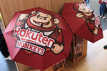 試合中の急な雨にも、普段使いにも便利な傘は新商品