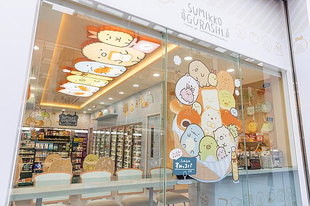 店内は日本のサンエックスが特別にデザインしたんですよ～！ガラス窓、店内の柱、冷蔵庫の上の壁などに、パン職人さんに変身した「すみっコぐらし」のキャラクターが！