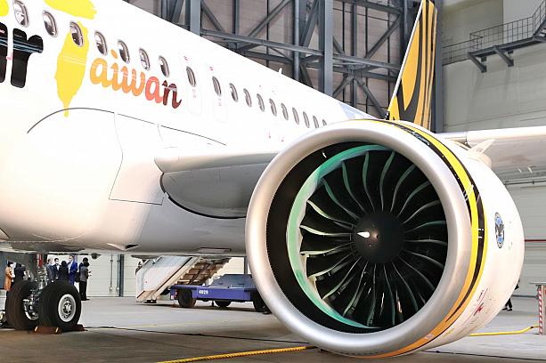A320neoの最大の特徴は、その名にもなっている新型のエンジン「neo(New Engine Option)」です。従来型と比べ燃費面では18％、騒音面では50％の低減を実現。地球にもとってもやさしいエコな飛行機なのです♡