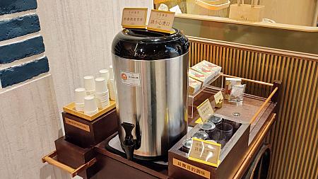 台湾茶に香辛料をプラスしたティーバッグ＆ボトル入り水出し茶も売っていましたよ～！試飲してみた「初春茴香青綠」はとにかく爽やか～！水出し茶はこれからの暑い季節に良さそう♡