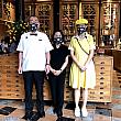 日本語スタッフの濱野さんご夫婦と女性スタッフが着けているのは、椿や蝶がモチーフになったオリジナルマスク