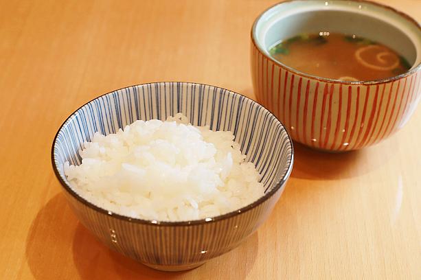 いやはや、大満足～と思っていたところにやってきた「北海道産ななつぼし　味噌汁(七星米、味噌湯)」。台湾米だって十分おいしいんですが、もっちりとした食感とお米の甘味でお代わりしたくなった「ななつぼし」はもう規格外のおいしさでした。日本のご飯、うぅ～～、恋しい……。