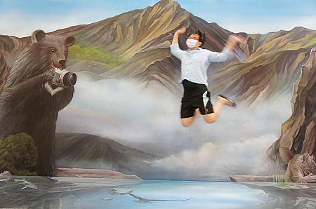 新高山こと、「玉山」の絵では台灣黑熊に遭遇っていう写真が撮れます。説明通りにジャンプしてみるも、滞空時間が短すぎてブレブレ～涙