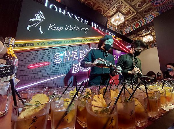 スポンサーになっているJOHNNIE WALKER「SHERRY BOMB雪莉炸彈」は、ブースが入口付近に開設され、ドライパイナップルが付きの美味しいウイスキーを提供していました
