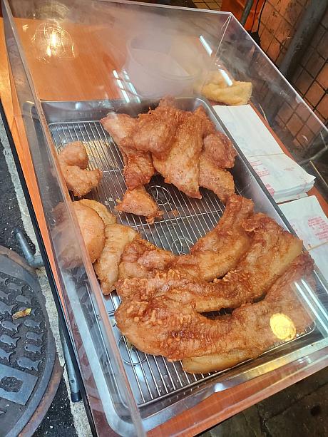 大稻埕の市場の中にある「阿角紅燒肉」だってテイクアウト！地元の人は店主の名前「劉美麗」でお店を呼びますよ～！