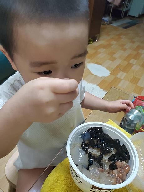 暑い日に食べたくなるのはやっぱり……かき氷！台湾ではかき氷のテイクアウトだって普通のことなんです。ナビは夏になると無性に食べたくなる「呷二嘴」をいただきまーす。息子くんもニンマリです！
