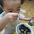 暑い日に食べたくなるのはやっぱり……かき氷！台湾ではかき氷のテイクアウトだって普通のことなんです。ナビは夏になると無性に食べたくなる「呷二嘴」をいただきまーす。息子くんもニンマリです！