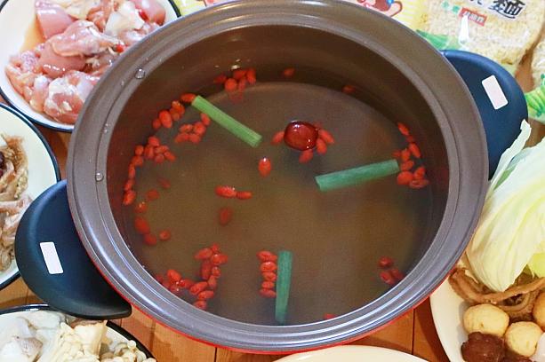 5種類の中から1種類選べるスープは、ナビのお気に入り「花雕雞鍋」をセレクト。2リットルもあるので、翌日もお鍋を食べたことは言うまでもありません。
