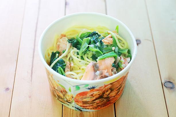 パスタはいつも「奶油燻鮭魚麵129元」。スモークサーモンとほうれん草のパスタです。ナビ、ほうれん草好きすぎますね……汗
