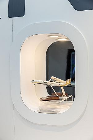 機内の窓を模したところには、スターラックス航空就航記念のコップやビジネスクラスの旅客に配られるイヤホンやアイマスクなどの標品が飾られています
