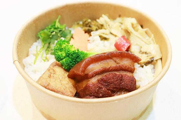 MRT「忠孝復興」駅近くの忠孝店が売っている「滷肉飯餐盒」は120元で、白ご飯の上におかずが乗っているバージョン！