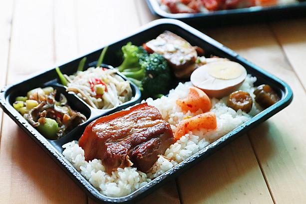 「私房滷肉＋各式配菜餐盒」は欣葉の豚の角煮がど～んと乗っているTHE台湾のお弁当！おかずの種類とクオリティの高さにもう大満足。これで130元。すごいとしか言いようがありません。