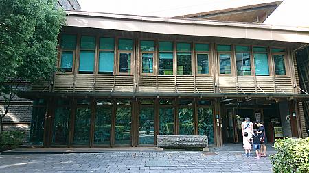 続いてやってきたのが、美しい図書館として知られる「台北市立図書館北投分館」です。エコ建築としても知られ、ナチュラルな造りが落ち着ける佇まい。散策途中の休憩場所としてもおすすめですが、あいにく現在は入館できず。入口では予約による貸出業務が行われていました。